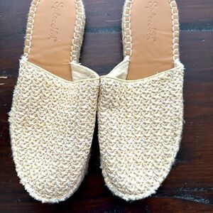 Splendid flat shoes. Size 10. Knitted. Beige color. Beautiful.
